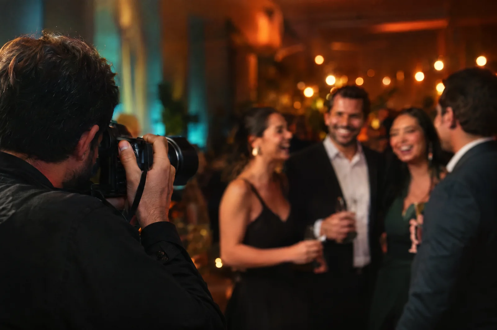 Fotógrafo registrando um grupo de convidados durante um evento corporativo