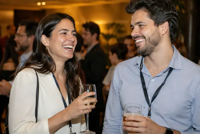 Dois colegas conversando em um evento corporativo