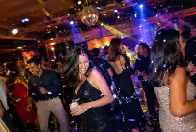Convidados dançando em uma festa corporativa