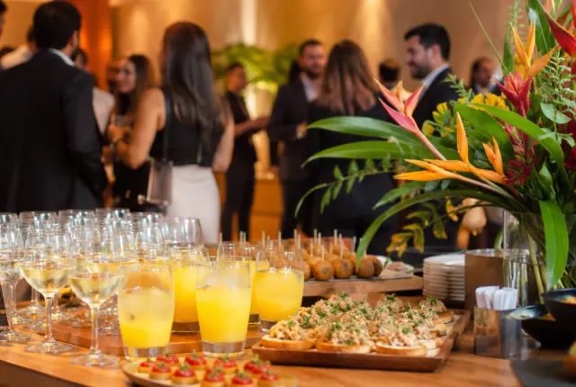 Mesa de recepção com bebidas e entradas em um evento