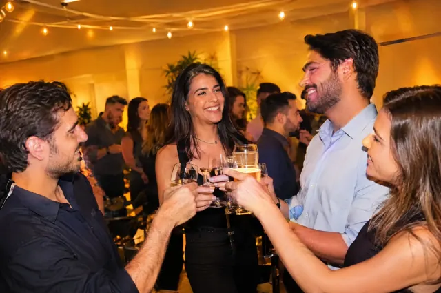 Convidados brindando em uma confraternização corporativa