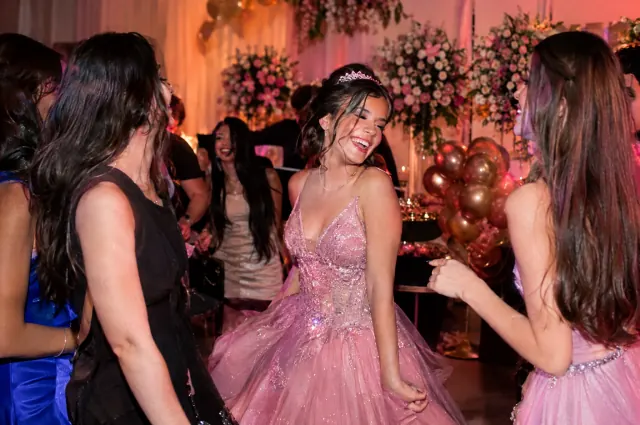Debutante dançando com as amigas em uma festa de 15 anos